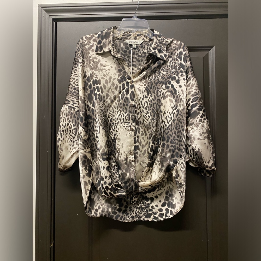 NWT Davi & Dani front tie blouse.